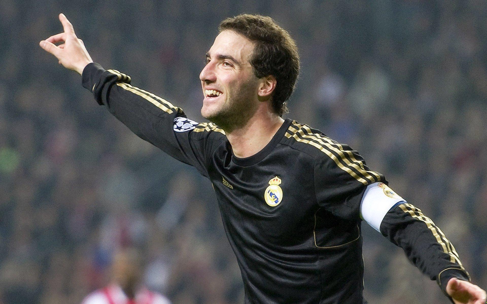 纳达尔强势回归红土赛场，法网前奏展现王者风范