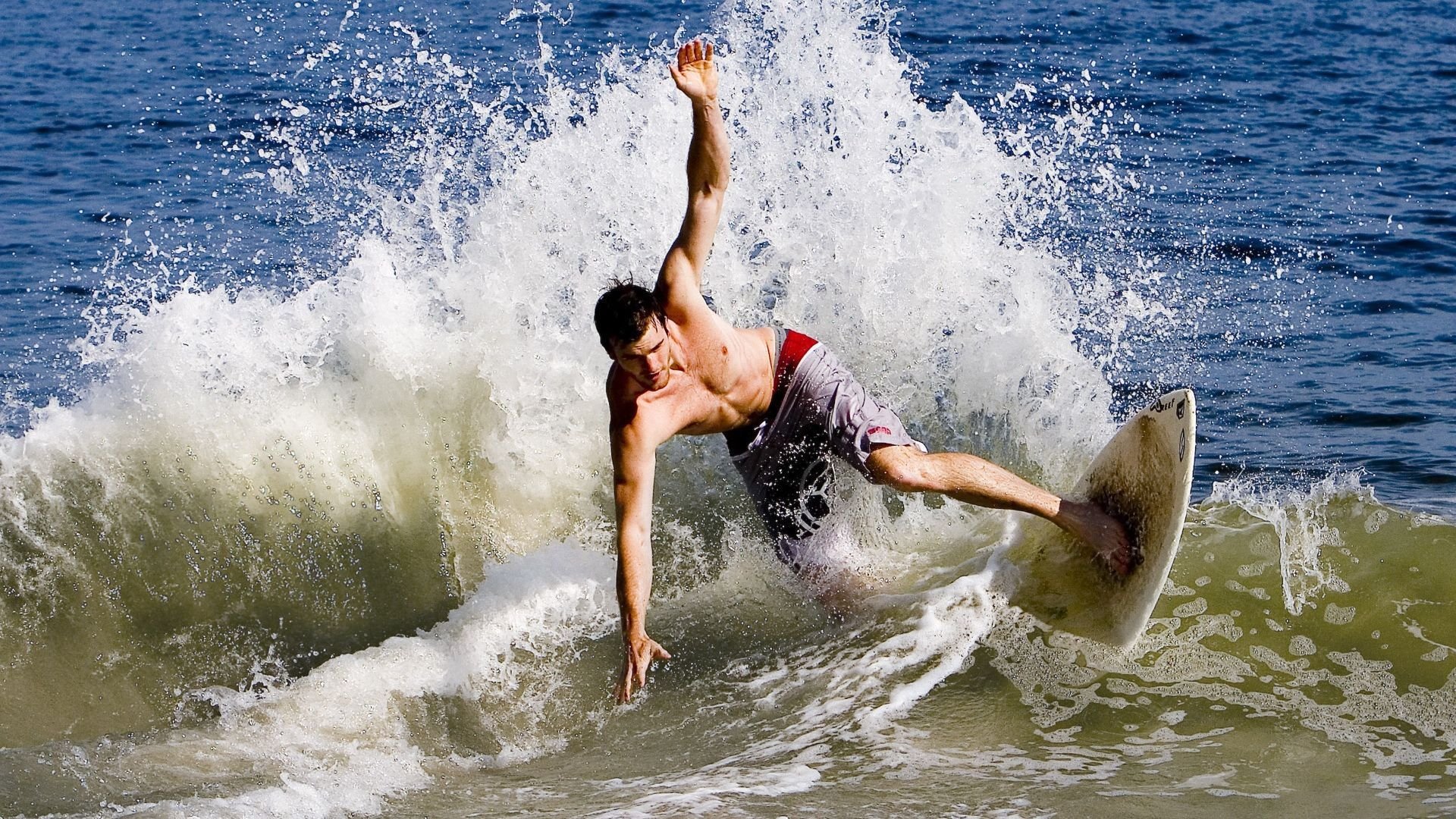 中国新星闪耀国际格斗赛场!张伟龙KO强敌斩获金腰带,创历史最佳战绩