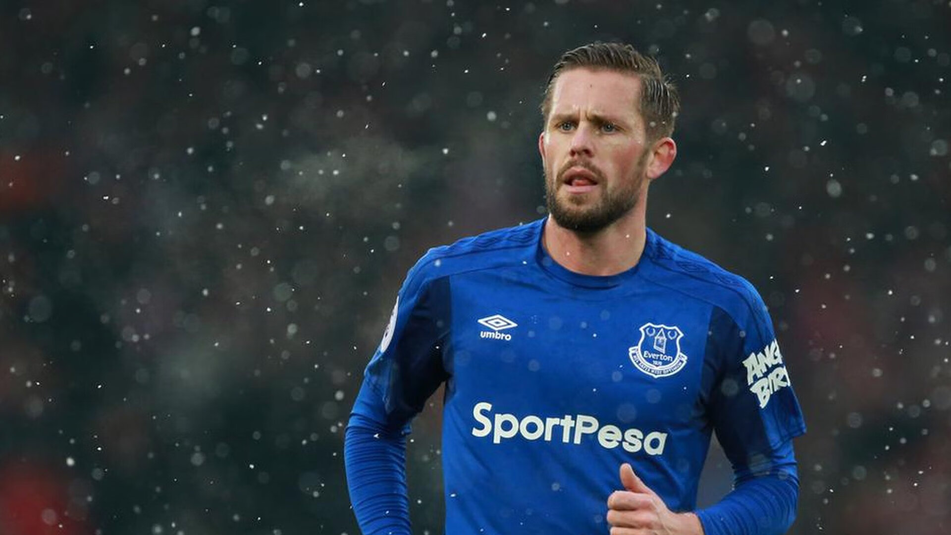 德甲联赛激战正酣,拜仁慕尼黑紧追勒沃库森,争冠悬念再起